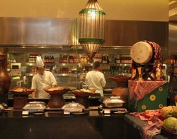 Buka Puasa ala Timur Tengah di Resto Hotel Bintang 5