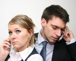 13% Orang Gunakan Ponsel untuk Pura-pura Nelepon