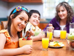 Agar si Kecil Tetap Bugar Saat Berpuasa