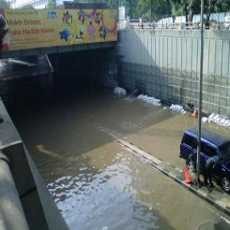  Petugas PU Sibuk Sedot Genangan di Underpass Kuningan