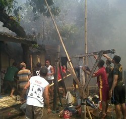 Api Ludeskan 14 Rumah di Makassar