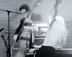 Lady Gaga Copot Bra Sambil Main Piano