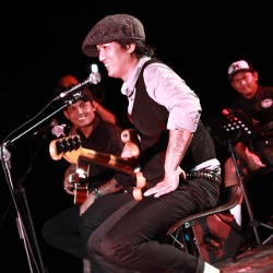 Ultah ke-16, Superman Is Dead Akustikan di Rock Bar