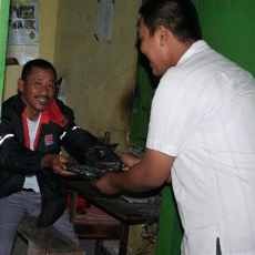 Karyawan D-Net Bagi-bagi Sahur