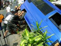 Mobil Terjun Bebas Usai Antar Parcel     
