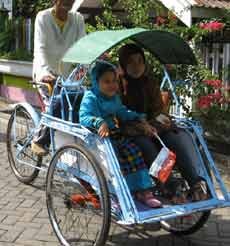 Siswa TK Citra Kusuma Bagi-bagi Baju Takwa