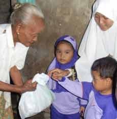 Ratusan Siswa TK Nurul Fikri Bagi-bagi Parsel Dhuafa