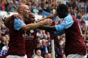 Villa Menang, Everton Kalah