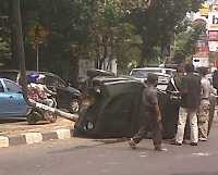 Katana TNI Tabrak Separator Jalan di Dr Soepomo