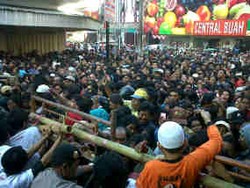 Pembagian Beras Gratis di Klenteng Xian Ma Makassar Ricuh