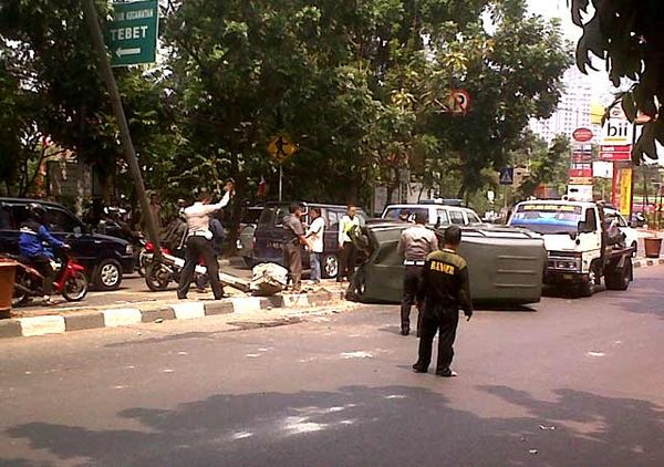 Katana TNI Tabrak Separator Jalan