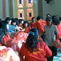Klenteng Boen Bio Bagi-bagi Sembako untuk Warga Miskin