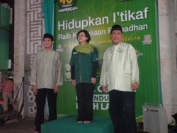 Deddy Mizwar & Dude Herlino Semarakkan Iktikaf Masjid At-Tin