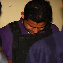 Santai di Pesawat, Nazaruddin Pakai Rompi Antipeluru Saat Turun