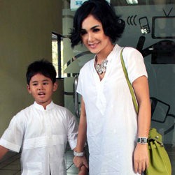 Yuni Shara Ajari Anak Puasa Sejak Dini