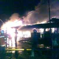 35 Unit Damkar Diterjunkan, Pasar Loak Surabaya Masih Membara