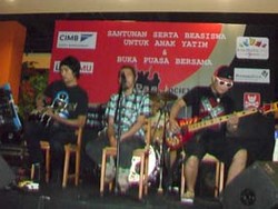 Semarak Konser Pass Band untuk Anak Yatim