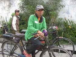 Unsar, Si Penggenjot Onthel di Kota Tua