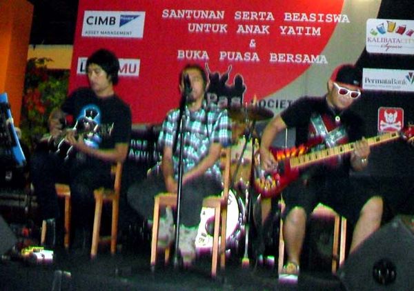 Pass Band Berbagi dengan Anak Yatim