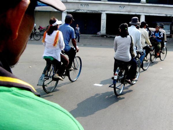 Ngabuburit Sambil Ngontel di Kampung Arab