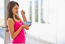 Untung Rugi Makan Sambil Berdiri