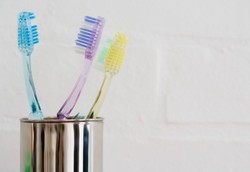 Tips Menyimpan Sikat Gigi Agar Tidak Terkontaminasi Bakteri