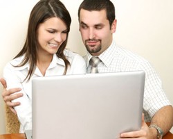 5 Tanda Pasangan Anda Punya Teman Spesial di Kantor