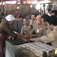 Razia Pasar di Kebumen, Petugas Temukan Cacing & Daging Busuk