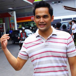 Teuku Wisnu Bagi-bagi Hadiah di SPBU