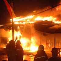 Setelah 7,5 Jam Berjuang, Kebakaran Pasar Loak Bisa Dipadamkan