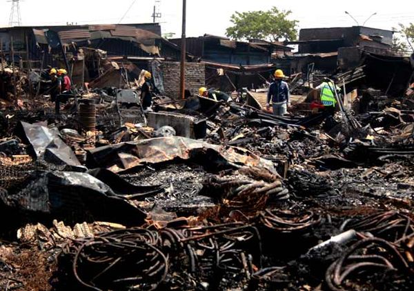 813 Kios Pasar Loak Surabaya Hangus