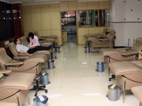 Stok Darah di PMI Surabaya Tipis