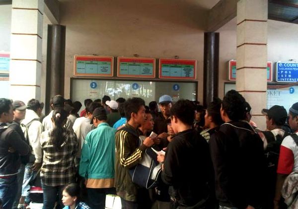 Pemudik Mulai Serbu Stasiun Senen