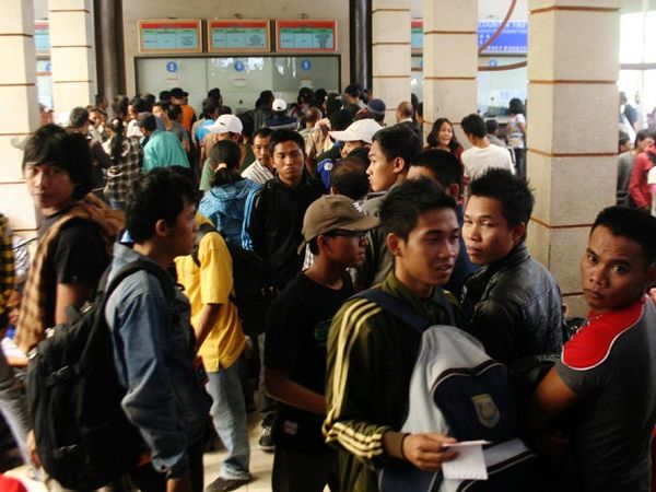 Antre Tiket di Stasiun Senen
