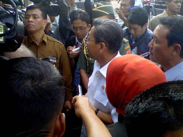 Boediono Tinjau Pelabuhan Merak