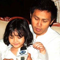 Eko Patrio Ajarkan Anak Berbagi