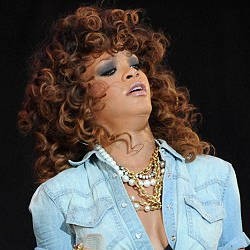 Luka Misterius di Wajah Rihanna