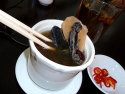 Ayam Kukus Jahe dan Sup Ayam Hitam a la Samsui