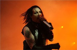 Gitaris Janes Addiction Sering Menakuti Marilyn Manson dengan Darah