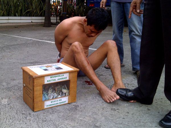 Curi Kotak Amal, Warsid Diarak Bugil