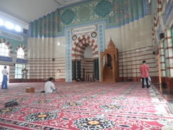 Masjid Blok A Tanah Abang, Lapang & Penuh Kaligrafi