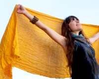 Pashmina Tipis Berumbai Jadi Favorit Jelang Lebaran