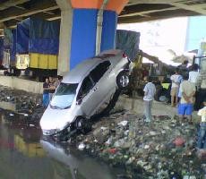 Mobil Terjun ke Kali Jl Lodan Dievakuasi ke Pos Lantas Bintang Mas