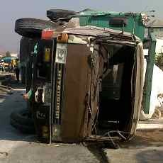 Terjang Pembatas Jalan, Truk Gandeng Terguling
