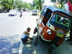 Demi Menghemat, Subadi Mudik dengan Bajaj