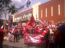 Demo Karyawan Carrefour Bubar