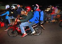 Pemudik Bermotor Menyemut di Bekasi