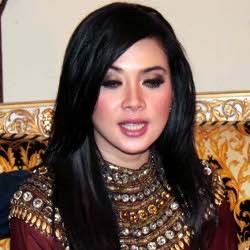 Lebaran Pertama Tanpa Ayah, Syahrini Serasa Pincang