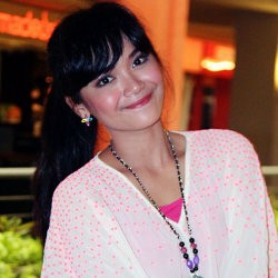 Sheza Idris Pacaran dengan Pria Singapura?