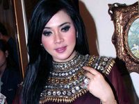 Syahrini Berbusana Kaftan